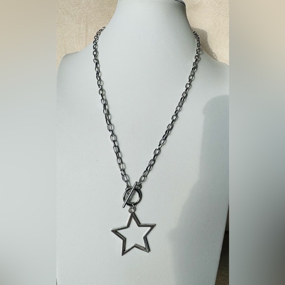 💚💚Lightweight Star Chain Necklace w/Toggle closure Length,including Star is ~21” - Picture 6 of 8